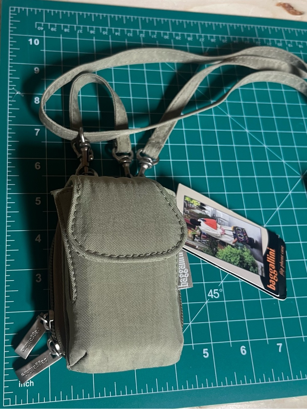 Baggallini Tan Flip Phone/ Earbud Case- NWT